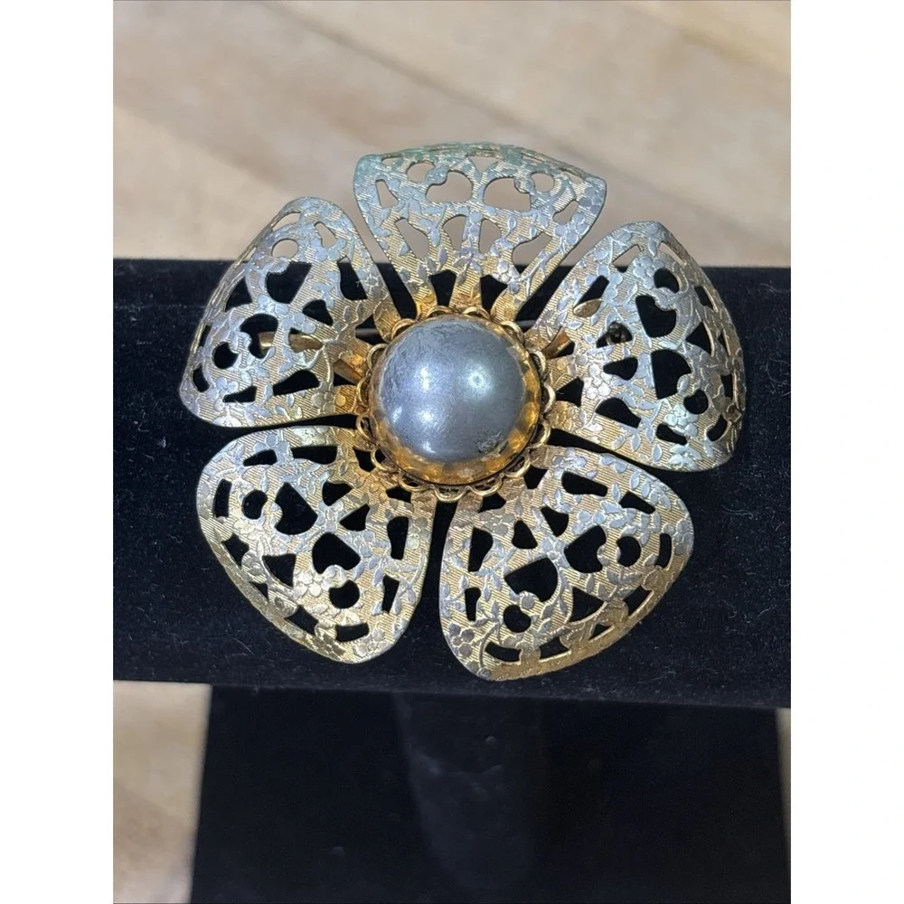 Vintage 1930s Art Deco Gold Tone Filigree Floral Brooch Metal Cabochon Pin
